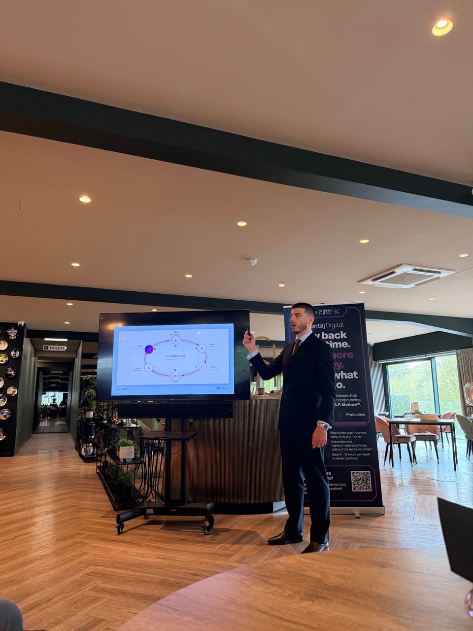 Kaiyan Ali presenting the M.A.P. Method at AI Week